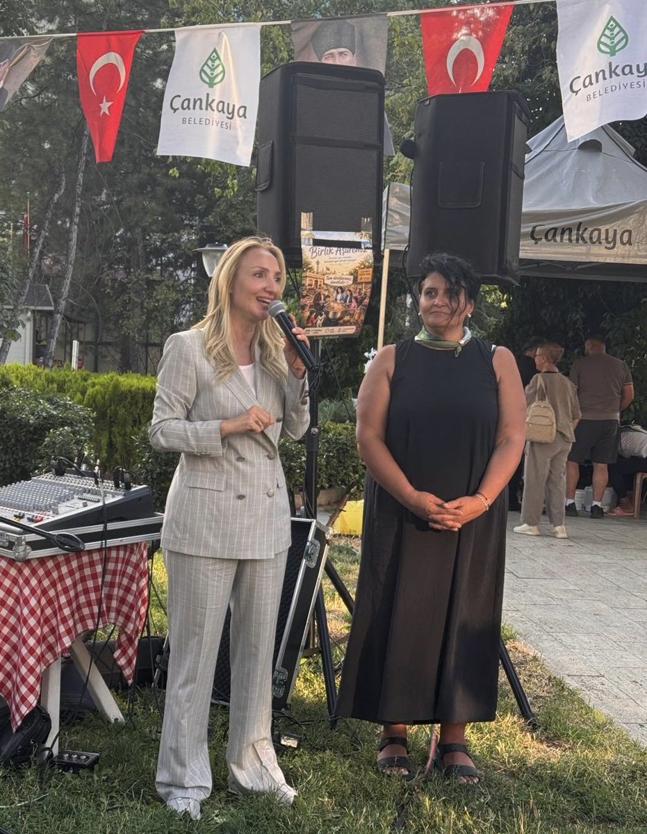 AylinNazliaka's tweet photo. 📍Çankaya

Dün Çankaya Mahallemizin muhtarı Canan Akman’ın düzenlediği Aşure Günü vesilesiyle halkımızla buluştuk, mahalle sakinlerimizle aynı lokmayı, aynı sofrayı paylaştık.

Aşure, içinde bir araya gelen 41 farklı malzeme gibi; farklılıklarımızın ayrışma değil zenginlik olduğunu anlatan kadim bir dayanışma kültürüdür. Hiçbir malzeme diğerinden üstün değildir; her biri kendi değeriyle bütünü tamamlar. Tıpkı eşit yurttaşlık anlayışında olduğu gibi…

Bugün ülkemizin en çok ihtiyaç duyduğu şey de tam olarak budur: Ayrıştıran değil birleştiren, ötekileştiren değil kucaklayan, hukuksuzluğu değil adaleti, kutuplaşmayı değil dayanışmayı büyüten bir anlayış.

Muharrem ayının manevi ikliminde; eşitliğin, özgürlüğün, laikliğin, adaletin ve kardeşliğin egemen olduğu bir Türkiye umuduyla…

Paylaşılan her lokmanın bereketi, dayanışması ve umudu çoğalsın. Aydınlık günler bir an önce gelsin!