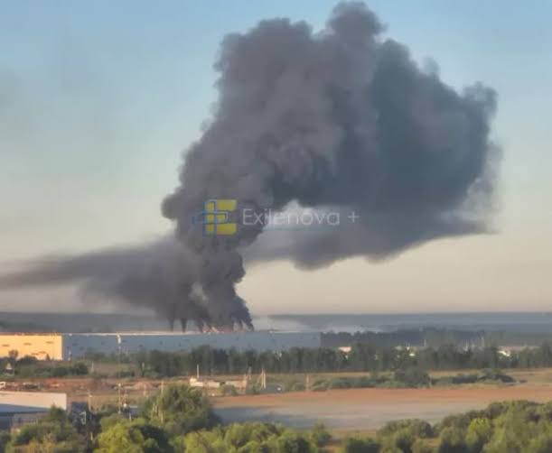 jalle51's tweet photo. Moscow suffered its most catastrophic air defense failure of the war overnight. Ukraine launched a historic, unprecedented saturation strike utilizing over 370 long-range drones targeting the Russian capital.

The visible collapse of Russia’s domestic airspace security:

The Toll: Major fires are tearing through a strategic oil depot in Noginsk and a massive logistics warehouse belonging to the retail giant Wildberries just south of the city.

The Defense Myth: Despite Moscow claims of intercepting 64 UAVs, hundreds penetrated the ring of steel around the capital.

Where is Russia's air defense? The relentless Ukrainian campaign targeting S-300/S-400 batteries has forced the Kremlin into a fatal dilemma: strip the front lines of cover or leave mainland economic hubs completely exposed. They chose the front, and now the capital is paying the price.

By directly choking off fuel supply lines and economic infrastructure in Moscow oblast, Kyiv is systematically raising the internal cost of this war to force the Kremlin to the table. The illusion of safety for the Russian elite is officially gone. 🇷🇺🔥📉 #MoscowAttack #DroneStrike #AirDefenseFailure #RussiaIsWeak #UkraineWar #Geopolitics
Nattens drönarslag mot Moskva: Wildberries jättelager i lågor. Källa: УНН