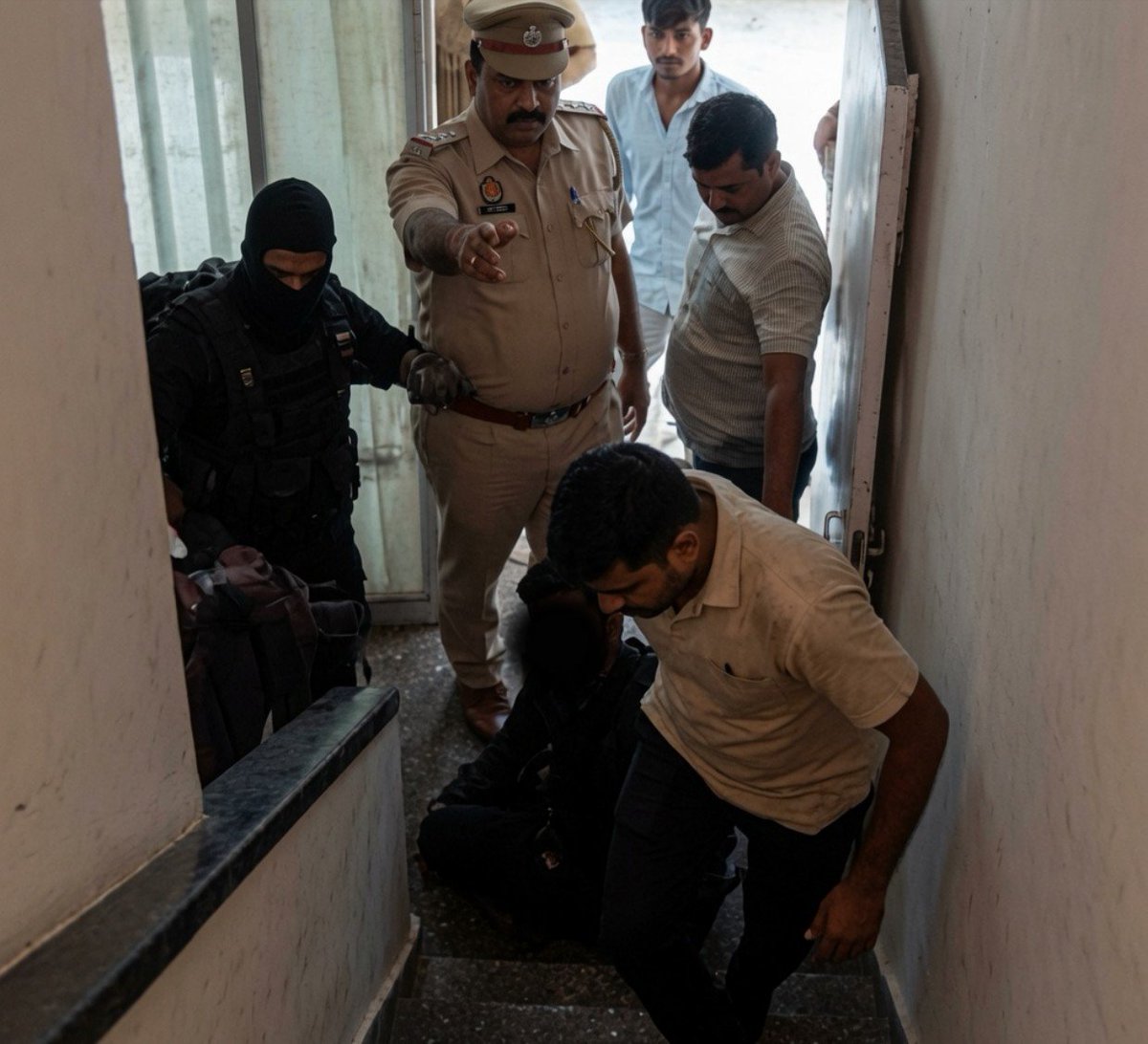 worshipVK's tweet photo. Owner of the apartment Abhijeet Dipke was living in just made a huge revelation 🚨🙏
Owner - My apartment is just 100 meters away from Jantar Mantar. It's a 3 BHK. I had given one room to Roshan Kumar. For the last two weeks, I had been noticing many people coming to my apartment but I had no business interfering, so I never interrupted them.
Then last week, I got to know that Abhijeet Dipke was coming here with five or six of his friends. I informed the police about this but they took no action. I told the police because I didn't want any kind of nuisance from CJP here.
Reporter - Didn't you feel scared? There are also goons in the CJP protest
Owner - I am from a Jat family. I don't care what kind of protest this is. Abhijeet Dipke was nowhere near protest today. Police called me again and asked for the address. I gave it to them and then they found Abhijeet Dipke and all his friends staying here. Today when I checked the flat, I saw numerous beer bottles where they had been staying. What kind of protest is this, where Sonam Wangchuk is on a hunger strike while all these CJP members are enjoying beer?
Just shut down this protest. They are misusing the emotions of students just to gain attention." 🙏