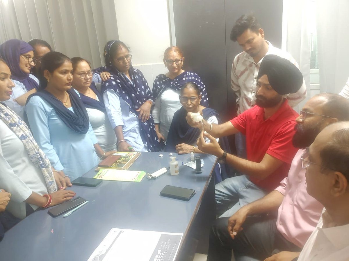 iecsgnr's tweet photo. #स्वास्थ्य सेवाओं को और अधिक सुदृढ़ बनाने के लिए सेक्टर बैठकें आयोजित
- #मातृ_एवं_शिशु_स्वास्थ्य सेवाओं पर रहा विशेष फोकस
#श्रीगंगानगर। जिले में स्वास्थ्य सेवाओं को और अधिक प्रभावी एवं गुणवत्तापूर्ण बनाने के उद्देश्य से शुक्रवार को विभिन्न सेक्टरों में सेक्टर स्तरीय बैठकें आयोजित की गईं। बैठकों में मातृ एवं शिशु स्वास्थ्य सेवाओं को सुदृढ़ करने, नियमित टीकाकरण, गर्भवती महिलाओं की समय पर जांच, संस्थागत प्रसव, उच्च जोखिम वाली गर्भवतियों की पहचान एवं बेहतर फॉलोअप सहित विभिन्न स्वास्थ्य कार्यक्रमों की प्रगति की समीक्षा की गई। बैठकों में चिकित्सा अधिकारियों, सेक्टर प्रभारियों, एएनएम, सीएचओ, एलएचवी, आशा सहयोगिनियों एवं अन्य स्वास्थ्य कार्मिकों को निर्देश दिए गए कि प्रत्येक पात्र लाभार्थी तक स्वास्थ्य सेवाओं का समय पर लाभ पहुंचाना सुनिश्चित करें। गर्भवती महिलाओं का शत-प्रतिशत पंजीकरण, प्रसव पूर्व जांच, बच्चों का पूर्ण टीकाकरण तथा जन्म के बाद नवजात शिशुओं की नियमित निगरानी पर विशेष ध्यान देने के निर्देश दिए गए। साथ ही स्वास्थ्य विभाग की विभिन्न योजनाओं एवं कार्यक्रमों की प्रगति की समीक्षा करते हुए क्षेत्रवार चुनौतियों पर चर्चा की गई तथा उनके समाधान के लिए आवश्यक दिशा-निर्देश दिए गए। अधिकारियों ने कहा कि सेक्टर बैठकें स्वास्थ्य सेवाओं की गुणवत्ता में सुधार, बेहतर समन्वय तथा फील्ड स्तर पर समस्याओं के त्वरित समाधान का प्रभावी माध्यम हैं। बैठक में स्वास्थ्य कार्मिकों से जनसामान्य को स्वास्थ्य योजनाओं के प्रति जागरूक करने, समय पर स्क्रीनिंग एवं जांच सुनिश्चित करने तथा मातृ एवं शिशु मृत्यु दर में कमी लाने के लिए पूरी प्रतिबद्धता के साथ कार्य करने का आह्वान किया गया। वहीं जिलास्तर के अधिकारियों ने निरीक्षण कर बैठकों जा जायजा लेते हुए आवश्यक निर्देश दिए।

#SectorMeetings #womenshealth #Health #iecsriganganagar #nhmrajasthan #HealthForAll @RajCMO @DIPRRajasthan @WhoslOrg @RajGovOfficial @MeRajGovt @svoruganti1466