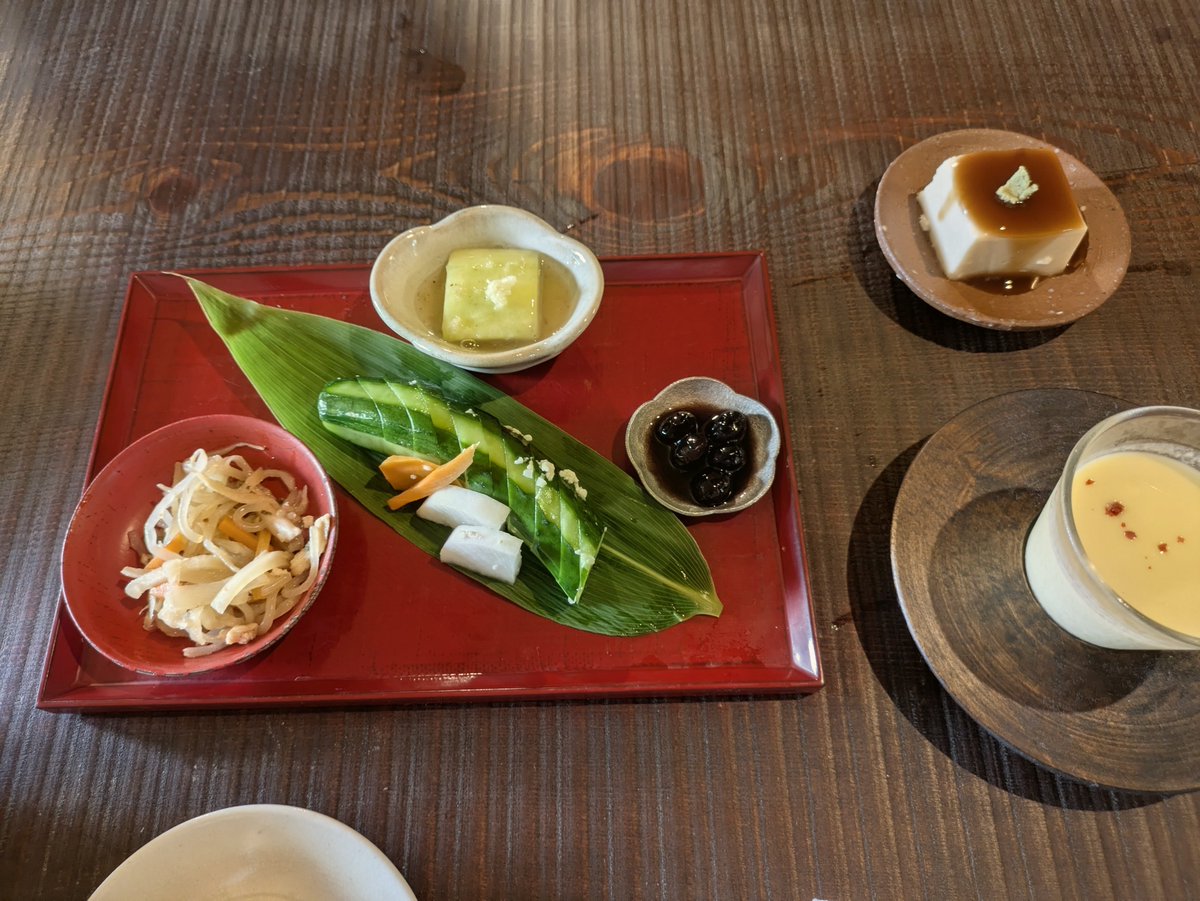 Boost_Hammer's tweet photo. 御膳スタイルのお蕎麦屋さんに初めて入ったのですけれど大盛にしなくてよかったウホ……
お腹いっぱいウホ……おいしかったですウホ……
本当は前菜ににしんの煮付けも加わるのですが食べられないので下げていただきましたウホ…… https://t.co/0VGlXIwPeZ