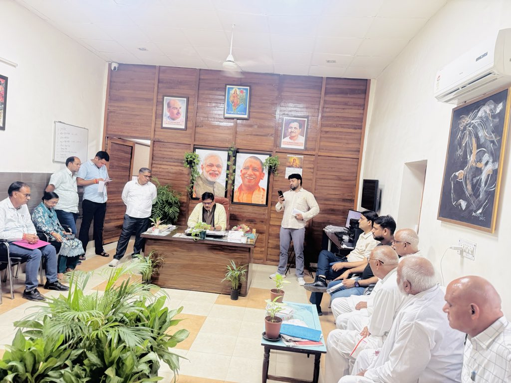 DhirendraGBN's tweet photo. जनसंवाद। #MLAJewar 
#CampOffice #Rabupura https://t.co/UxL1kG99Y8