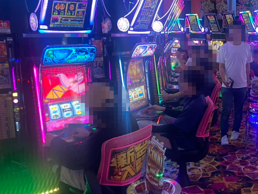 SLOT_MUSIC9's tweet photo. 7/18（土）
 ジャンボマックス浜乃木店✨
『ヒカルの一挙両得👀👀👀👀』

14:30時点での店内状況を調査📝
店内は約290名のお客様が遊技中✨

最新台・スマスロコーナーを中心に盛り上がっております🔥

更なる盛り上がりにも期待ですね‼️

#PR #ヒカルの一挙両得 https://t.co/dbocwTrFiW