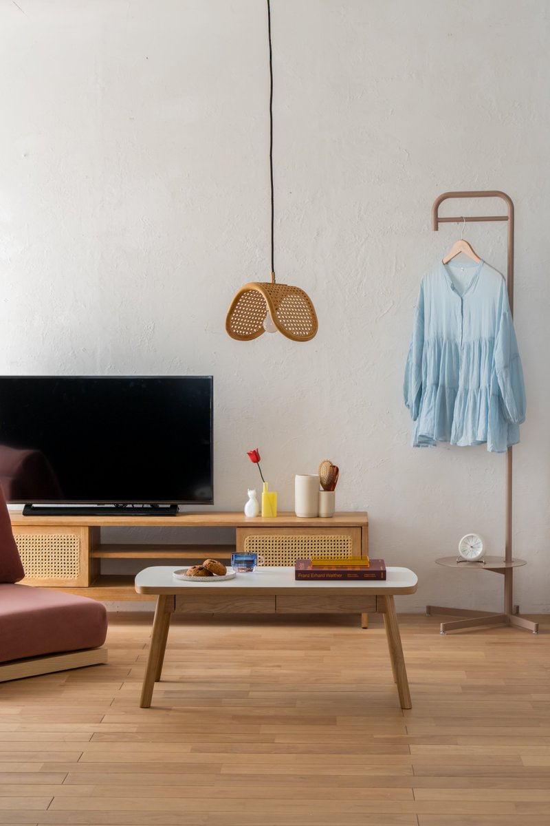 enen_interior's tweet photo. このたびENENに、引き出し付きのリビングテーブル「NOL Living Table」が新登場。
 毎日さまざまな時間を過ごすリビングテーブルだからこそ、収納という機能をプラス。引き出しにはA4サイズの書類や雑誌なども収納でき、毎日使うものをすっきりしまえます。 詳しい情報は近日公開✨ https://t.co/xWAuJ4bqQU