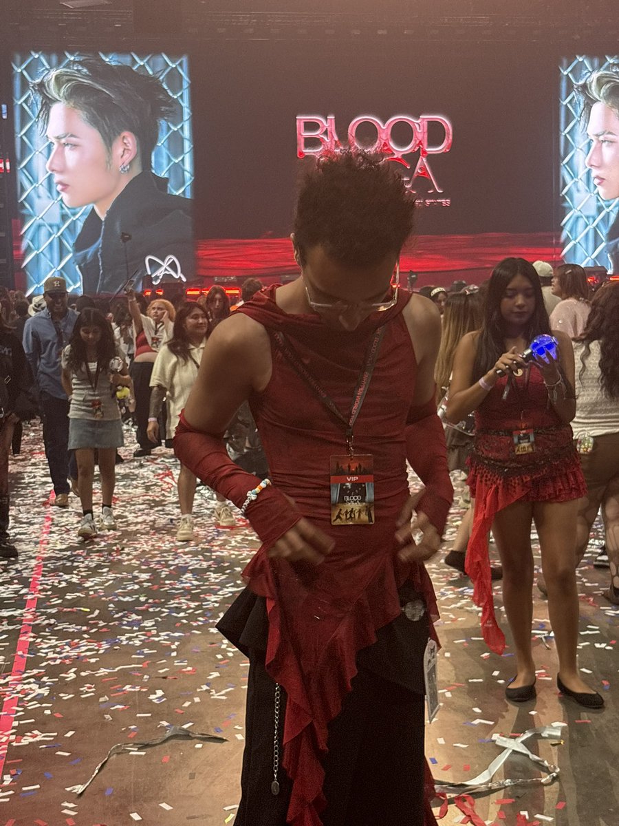 THE0SLUVR's tweet photo. horrible concert experience but at least i served cunt https://t.co/0nQbSNFz38