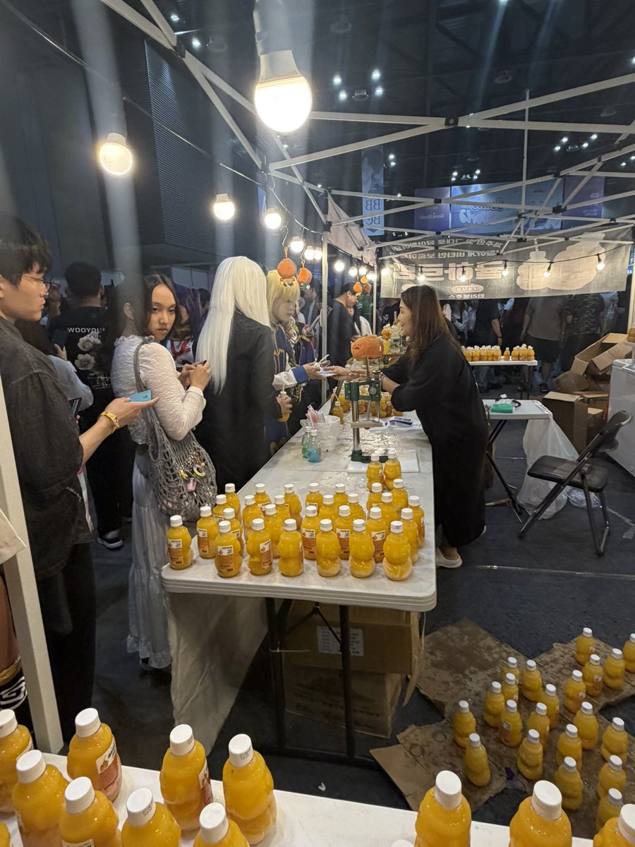hiro_sedo's tweet photo. 今日は韓国に来ています。
チェジュ島オレンジめちゃ美味いので
飲んだ方がいいで！ https://t.co/jeB6rBcxWU