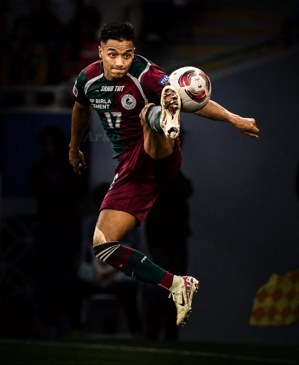 MohunBaganHub's tweet photo. ❗𝗡𝗘𝗪 : Lallianzuala Chhangte's salary structure at Mohun Bagan @7negiashish

— 1st Year: 3.2 Crore
— 2nd Year: 1.5 Crore
— 3rd Year: 1.5 Crore

There will be 'easy to achieve' bonuses in the 2nd and 3rd year of his contract https://t.co/hi8x0SIKiI