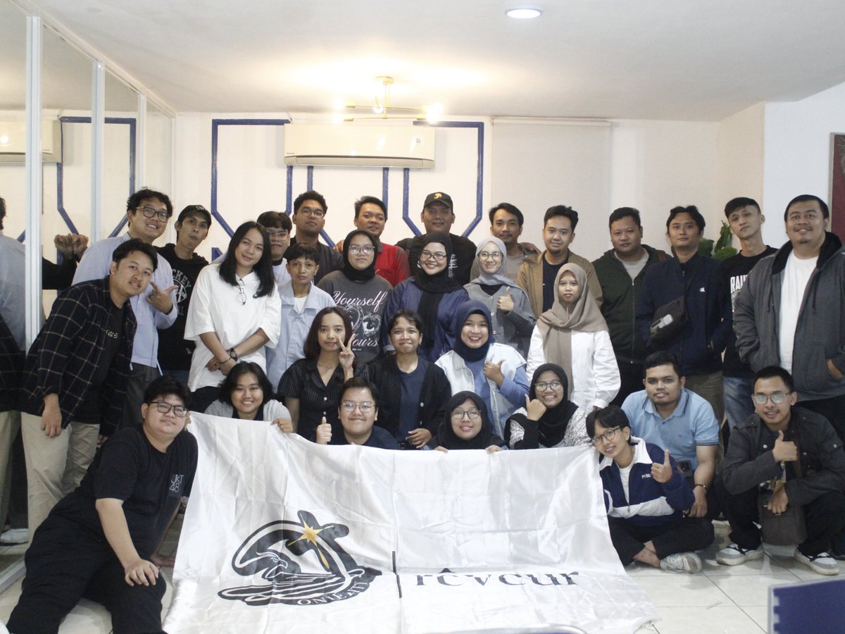 kunmust's tweet photo. Bersyukur bisa ketemu banyak org hebat &amp; bikin cerita seru bareng kalian. Waktu berjalan, org bisa datang &amp; pergi, tapi ketulusan untuk selalu dukung Oniel ngga pernah berkurang. 

Terima kasih buat kalian yg tetap bertahan, tetap hangat, dan selalu tulus. happy anniv all! 🤍 https://t.co/VoYvKCSp1I