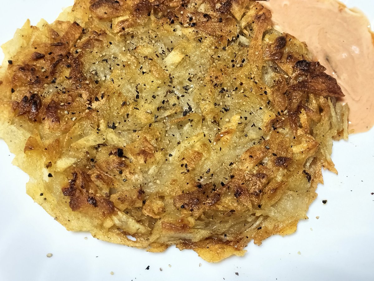 Noctis402's tweet photo. YouTube見ながら
作ってみた
じゃがいものガレット〜
これザックザクで美味い🤤
ツマミに良いねぇ

こんな時間から酒かって？
今日は休みだから良いのだ
(*ﾟ▽ﾟ)ﾉ🍺 https://t.co/MyPhJPffQU