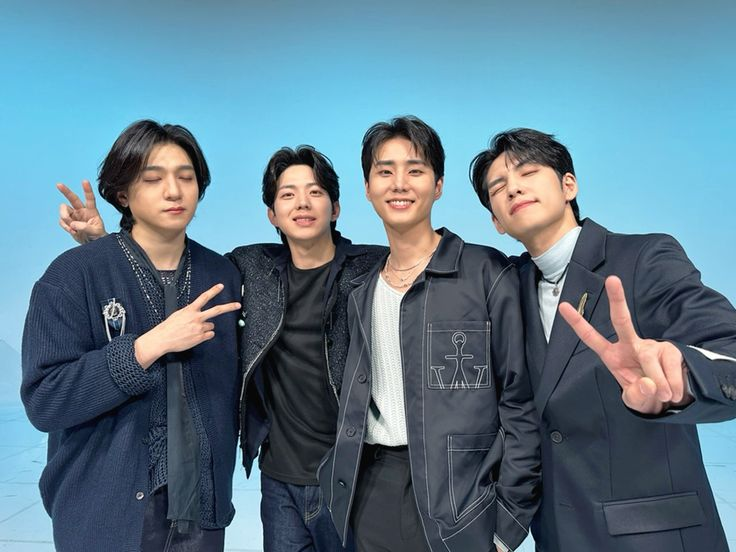 cintasamadowoon's tweet photo. Pict 1 : DAY6 OT6
Pict 2 : DAY6 OT5
Pict 3 : DAY6 OT4

Suka ada tuh yang ngomong "Kok namanya day6 tapi membernya 4 orang?" berdasarkan sejarah mereka emang pernah ot6 makanya namanya DAY6😊😌

Time flies so fast.. kenal dari mode jamet sampe menjadi pria matang~ https://t.co/kWU80lSm07