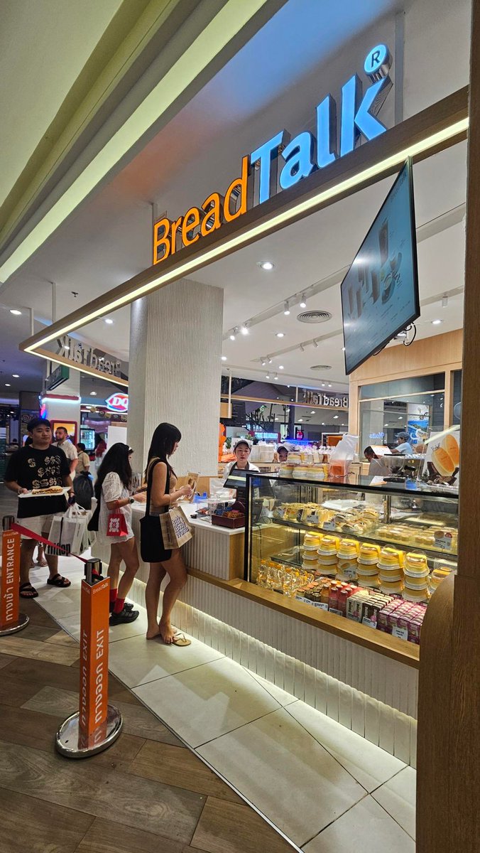 PhuketHappyTour's tweet photo. おすすめベーカリーショップ　Bread　Talk @
セントラルフェスティバル
1番有名なパンは、ポークフロスパンですが、ミニクロワッサンやチーズケーキ、最近、新しく販売されたバタートックがおススメです✨ https://t.co/uVE4usoNCg