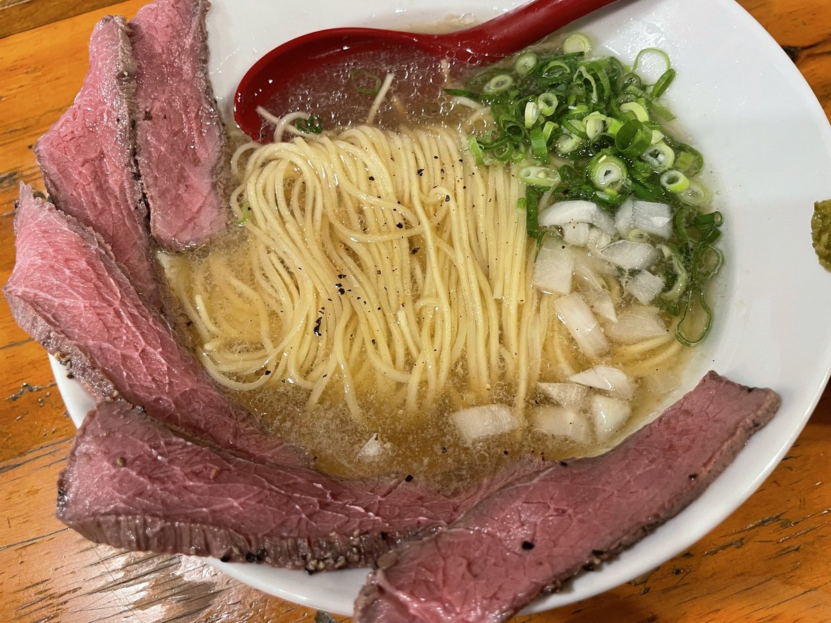 wko3's tweet photo. 亀陣さんの月１の
ローストビーフラーメン

その時々で出汁の
感じが違うのですけど
清湯とか白湯とか

今日のは特に好みに
ビンゴでした
美味しい🤤

#札幌のラーメン https://t.co/Nx15ko2njz