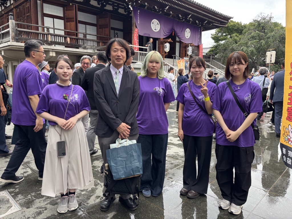 Atomi_Chiiki's tweet photo. #跡見学園女子大学 は、今年も #傳通院 で #文京朝顔ほおずき市 に出展中

本学の学生がデザインした、#千姫 様と #於大の方 のパネル前では紙の頼兜を着要して記念撮影ができます♪

#土居ゼミ のブースでは #風鈴 の #絵付け体験 を実施中♪

皆様のご来場をお待ちしています😘

#地域交流センター https://t.co/yOlXP4POlN