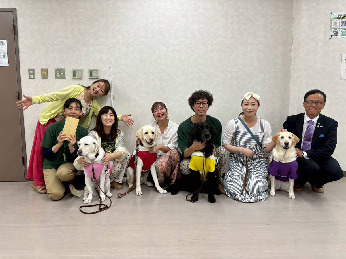 SINON76965552's tweet photo. ☺︎【盲導犬訓練所に寄付金を届けてきました】staff

5月9日に梅田Alwaysで開催した盲導犬チャリティライブ「Bright Hearts Concert 2026」で集まったお金を寄付金として、日本ライトハウス盲導犬訓練所に届けてきました。

ライブ出演料と、材料費を引いたグッズ代全額、465,527円をお渡しさせていただきました。

盲導犬を支えることは、目の不自由な方の生活を支え、共に生きることへのメッセージになります。

日本ライトハウス盲導犬訓練所 HP
https://t.co/GQcYRkkj3w

このイベントに賛同してくださった花＊花のお二人、上條みずほさん、野口亮さん、梅田Always、たくさんのお客様、2頭のデモ犬ジャーと訓練所の皆様、そして企画から全てリードしてくださった山本さんに感謝します。

※写真は訓練所での寄付金お渡し式の様子です。お利口なデモ犬ジャーたちにメロメロなSINONさん。