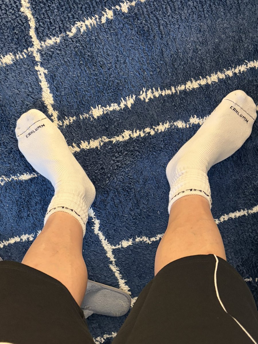 k2k_bk's tweet photo. 通勤も休みもスウェットやジャージばかりでちゃんとした私服まじで持ってないな。 https://t.co/1HZrGzmCW0