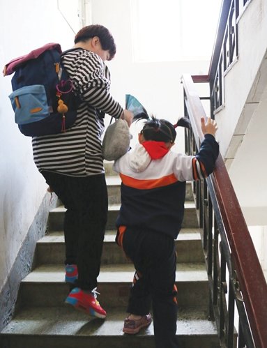johyb59487531's tweet photo. Just helped an old neighbor carry her groceries up the stairs, and her smile made my whole day—small kindnesses really do brighten both sides. https://t.co/TM0O9oDv5r