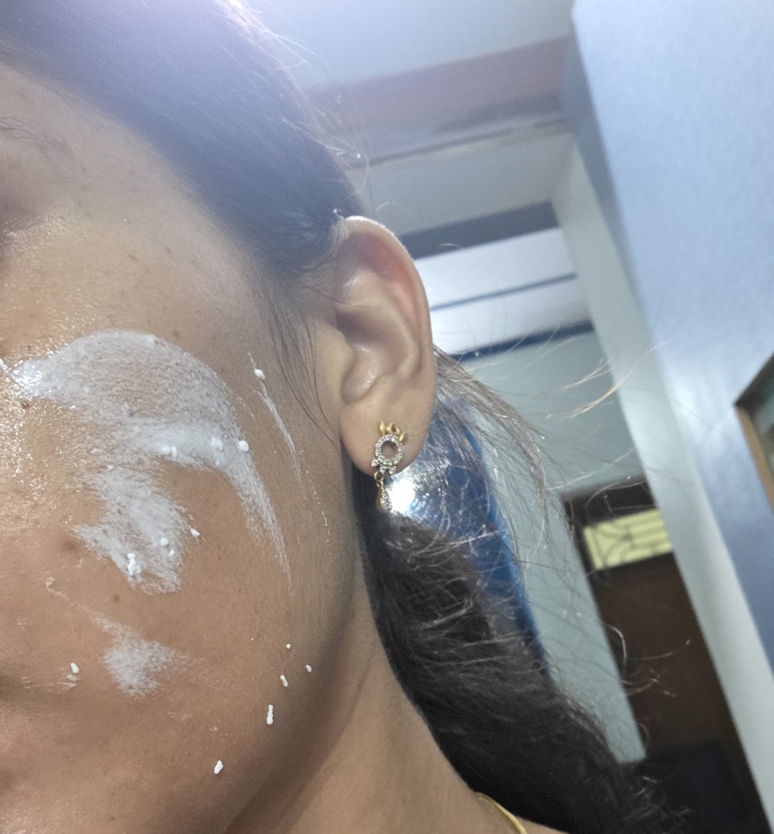 arushaaa26's tweet photo. This tube of primer contains these white particles and are not blending , what does this mean ?? Am I received defective product ?
@Flickacosmetics https://t.co/2LCGFV9T65