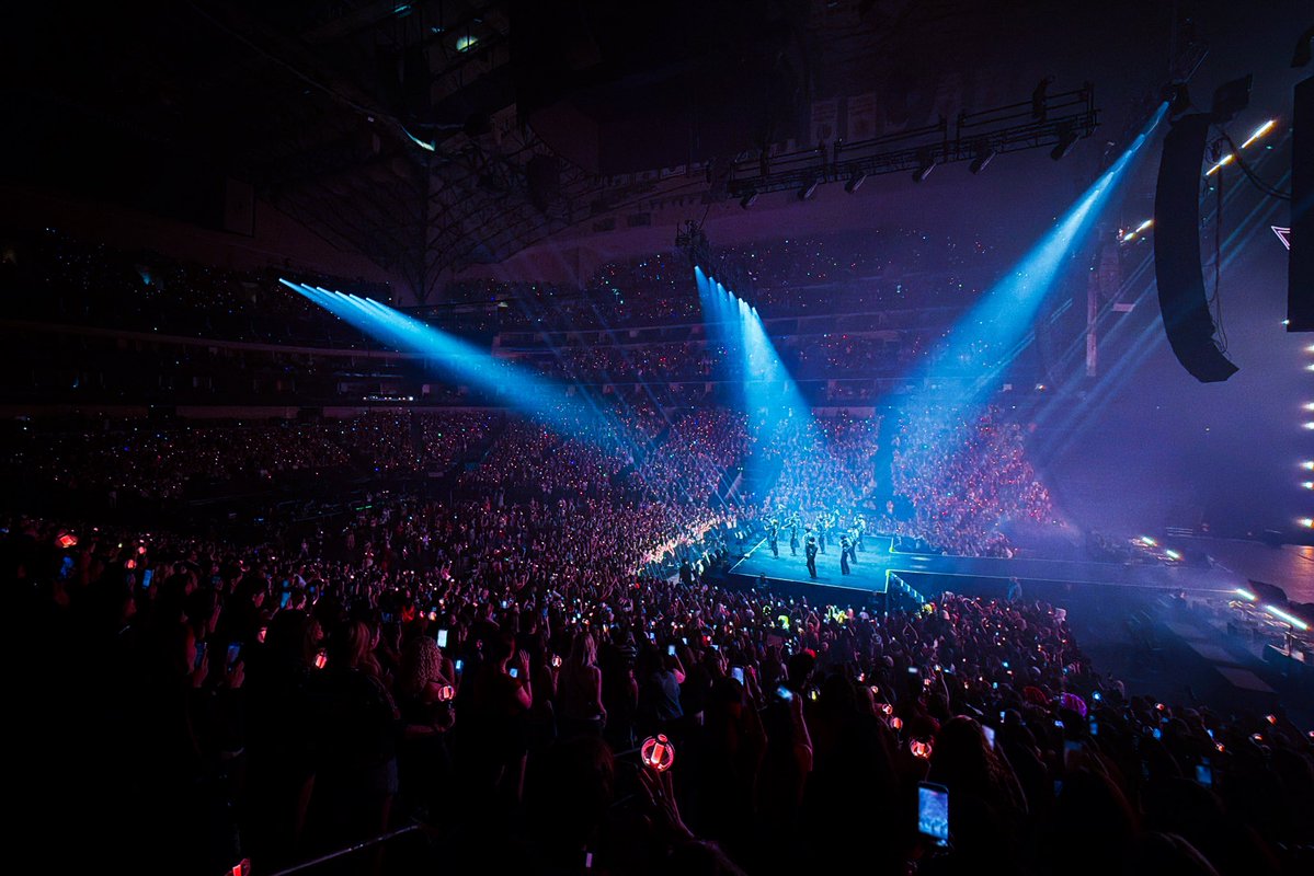 ENHYPEN's tweet photo. [#오늘의ENHYPEN] ENGENE, You guys were absolutely incredible🔥 Loved the vibes tonight💙#260717 @ BLOOD SAGA IN DALLAS https://t.co/KeLzJE365e