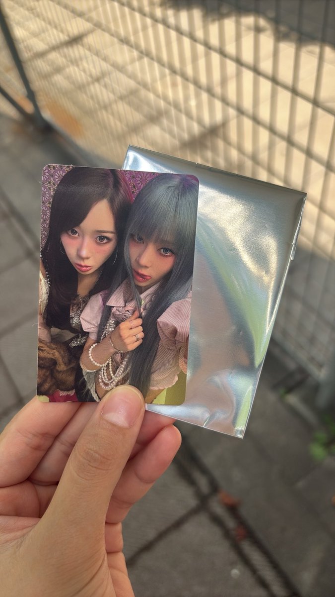 win_ter_lv's tweet photo. @ae_1030gg FF外から失礼いたします。
こちらのユニットトレカを持っているのですが、交換可能でしょうか💦 https://t.co/Js6IJLRExn