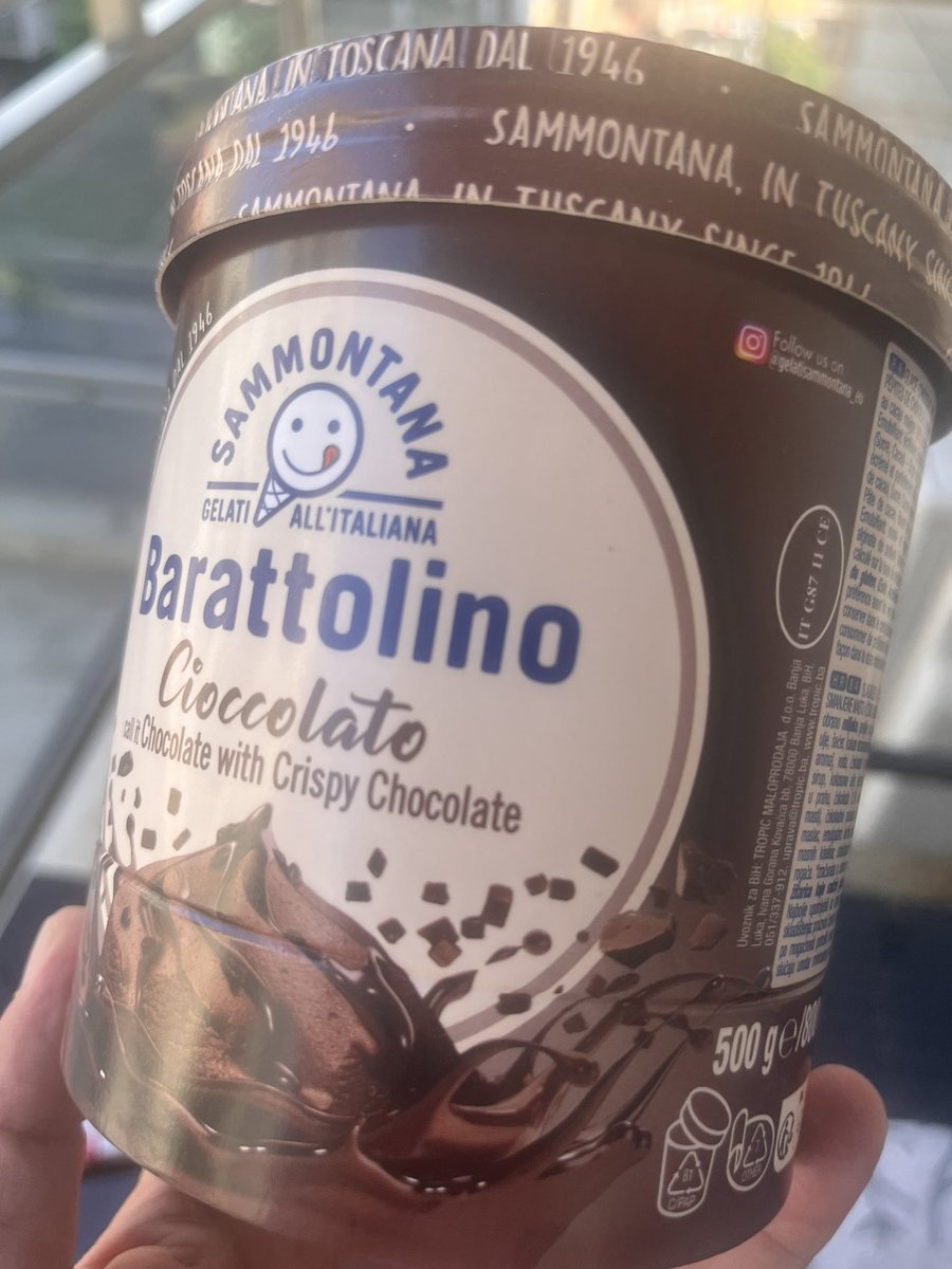 ebugargamelyeni's tweet photo. Şu dondurma çikolatalı. İçinde nal kadar bitter çikolata parçaları var. 500 gram. İtalya’da yapılıyor ve tüm Avrupa’ya dağıtılıyor. 7 euro yani 378 lira. 
Bodrum’da bir top dandik dondurma 400 lira. 
Sonra vay efendim millet niye yurt dışına tatile gidiyor yok efendim esnaf zor durumda