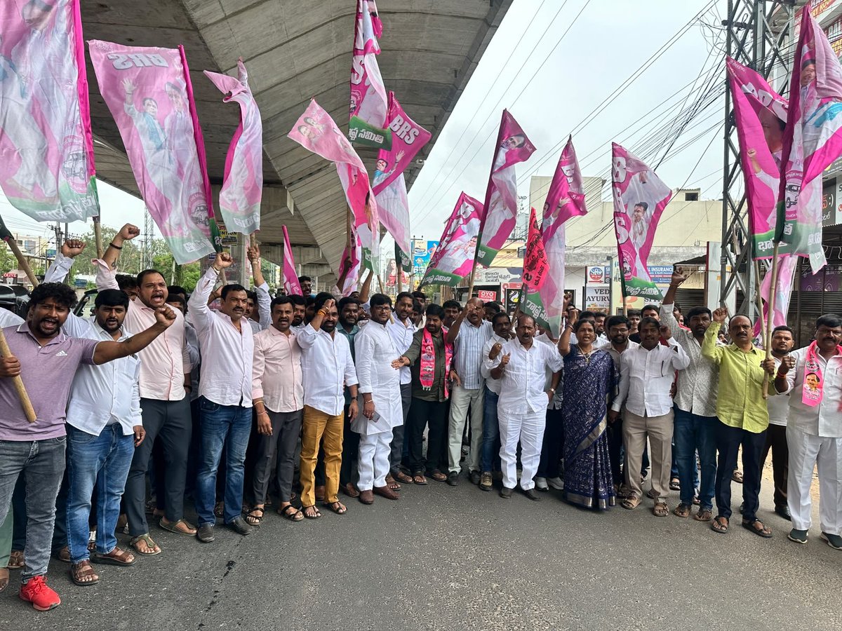 JakkaVenkat2020's tweet photo. 100 కార్లతో కదిలిన మా పీర్జాడిగూడ
 గులాబీ యువ సైన్యం

నేడు బీఆర్ఎస్ వర్కింగ్ ప్రెసిడెంట్ కేటీఆర్ గారి ఆధ్వర్యంలో సరూర్ నగర్ లోని ఇండోర్ స్టేడియంలో జరుగుతున్న #యువసంగ్రామసదస్సుకు పీర్జాదిగూడ మున్సిపల్ కార్పొరేషన్ @BRSparty గులాబీ సైనికులు 100 కార్లలో వెళ్లడం జరిగింది. నాతో పాటు మాజీ కార్పొరేటర్లు, వివిధ డివిజన్ల అధ్యక్షులు, యువజన నాయకులు పెద్ద ఎత్తున తరలివచ్చిన అభిమానులకు నా వందనం. 
@KCRBRSPresident @KTRBRS @BRSHarish @KonathamDileep @Krishank_BRS @BTR_KTR @KTR_News
