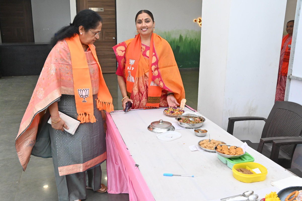 BhanubenMLA's tweet photo. ભારતીય જનતા પાર્ટી રાજકોટ મહાનગર મહિલા મોરચા દ્વારા આયોજિત મેગા વાનગી સ્પર્ધા તથા ઈનામ વિતરણ સમારોહમાં ઉપસ્થિત રહી બહેનોની સર્જનાત્મકતા, રસોઈ કળા અને ભારતીય પરંપરાગત વ્યંજનોના સમૃદ્ધ વારસાને નજીકથી નિહાળવાનો અવસર પ્રાપ્ત થયો. https://t.co/gtxP1ERlcJ