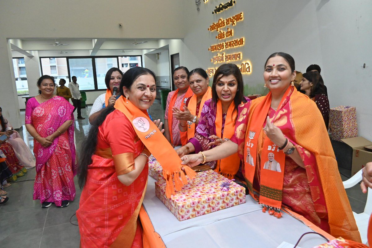 BhanubenMLA's tweet photo. આવી સ્પર્ધાઓ માત્ર પ્રતિભાને પ્રોત્સાહન આપતી નથી, પરંતુ આપણા સાંસ્કૃતિક વારસાનું જતન કરી મહિલાઓના આત્મવિશ્વાસ અને સશક્તિકરણને પણ નવી દિશા આપે છે. https://t.co/i4QfBsIzpK