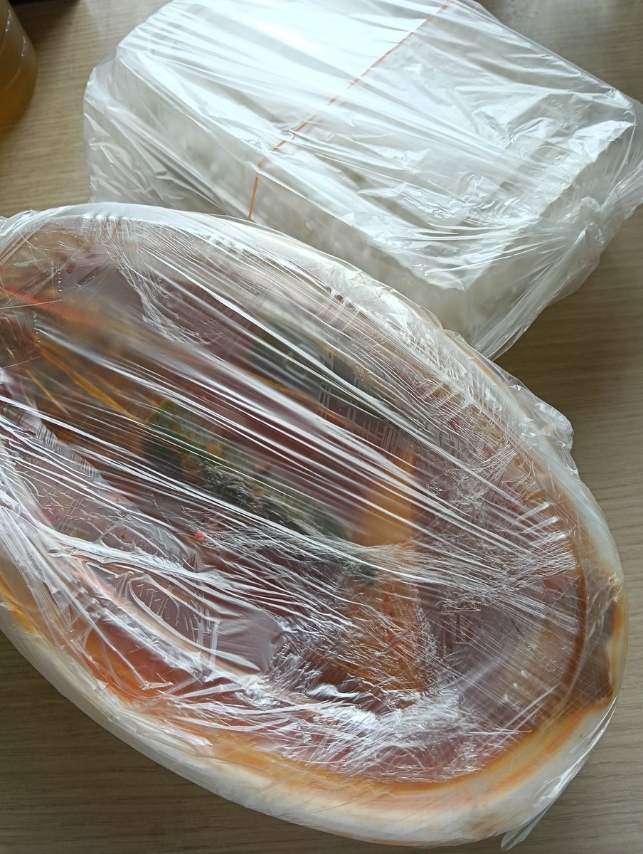 sumomo_doll's tweet photo. @bangkok_shower 多分入れ違いですが自分も来店しました！

今日は魚カレーテイクアウトですが…🐟️
下関さんの過去ポスト見てから親用のテイクアウトはもっぱらこれです。
本人も前回大きい魚が入ってたとエラい喜んでました🐟️

今日のメニューはガーリックナンとミニ漫画肉のカレーが一番気になってます😆 https://t.co/e3hLVUL0EP