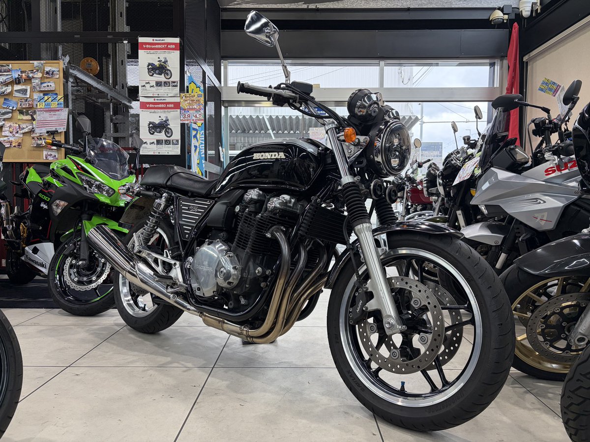 MFD41264038's tweet photo. 人気の空冷4気筒「CB1100」が入荷しました！🔥
https://t.co/ILoxlKe4pY

シックなブラックのボディに、ヘッドライトやサイドカバー、グリップなどのカスタムが施された格好良い1台です👍
ETCも既に装着されているので、納車後すぐにツーリングにも！！

車検も2027年7月まで残っております！

#cb1100 https://t.co/4STQpZ0a5I