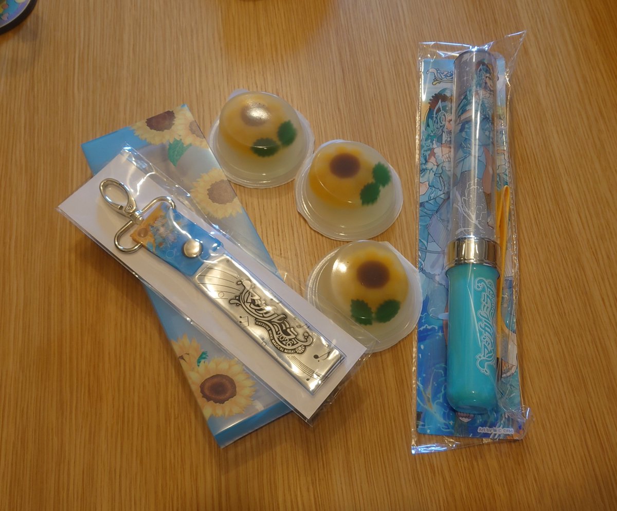 m_komey's tweet photo. #マジカルミライ2026  グッズが届いたよ😆ゼリーはあとちゃんから、MM26にぴったりすぎる🌻😍 https://t.co/UlzCQaOoRq