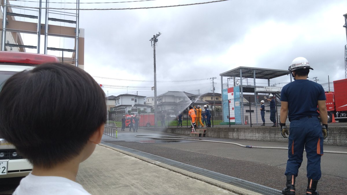 hatake413's tweet photo. 今日もほぼワンオペデーでいつものやつです。珍しいノズル？の放水訓練を間近で見てからはしご車と仙台に1台しかないらしいジムニーの広報車に乗せてもらってニッコニコの次男でした。今日もありがとうございました！ https://t.co/W3mgtOcEK2