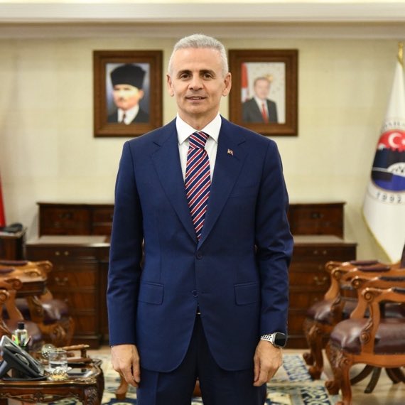 Katfar's tweet photo. Chp Kars Milletvekili İnan Akgün'ün, spor kıyafetine tayt diyerek hedef gösterdiği Vali Fatih Çiçekli görevden alındı.
Valinin suçu; Halkın arasına inip halk ile iç içe olmak. Spor için gereken bir kıyafeti giymek. Halktan, spordan bihaber vekillerin seçildiği döneme denk gelmek. https://t.co/KRTBYGwoNM