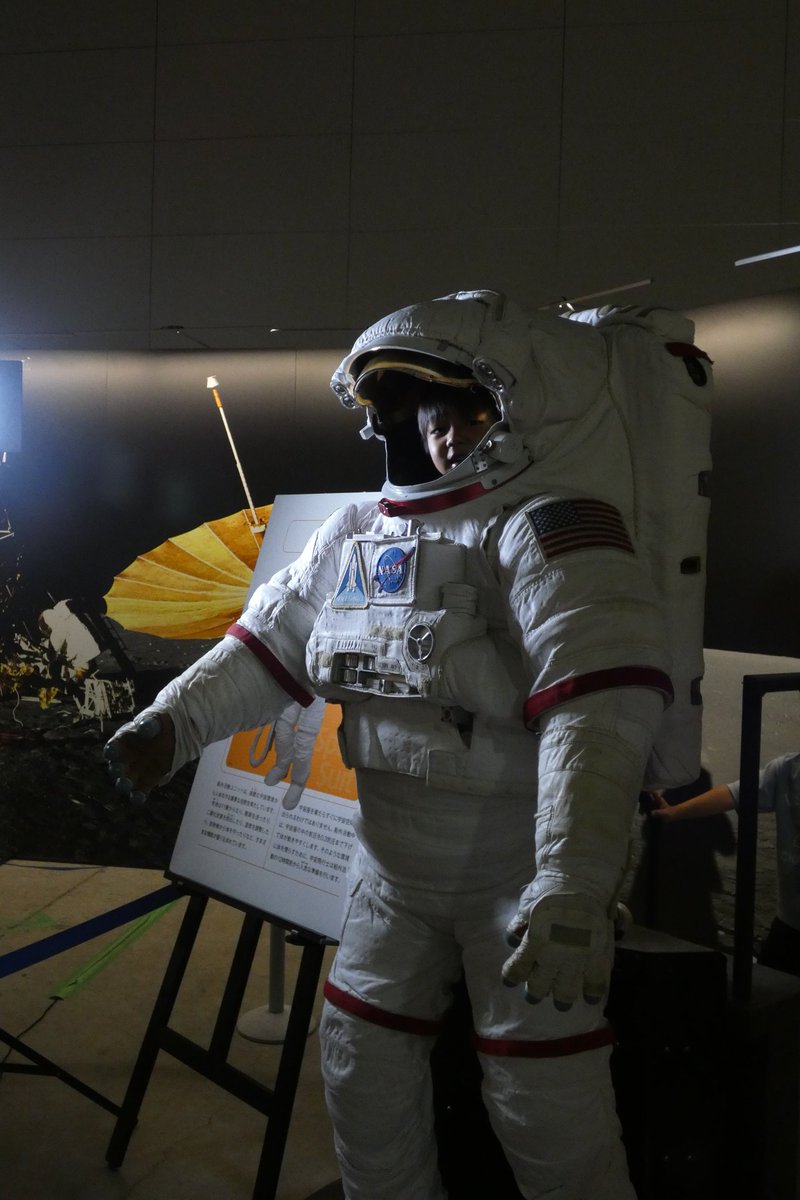 TMakoto18's tweet photo. ふじさんめっせで開催されている　#わたしと宇宙展　孫達と行ってきたコレで宇宙に興味を持ってもらい　将来はコタツに入りミカンを食べながら孫達に重力物理学を説明してもらおう! https://t.co/f7berlFLNS