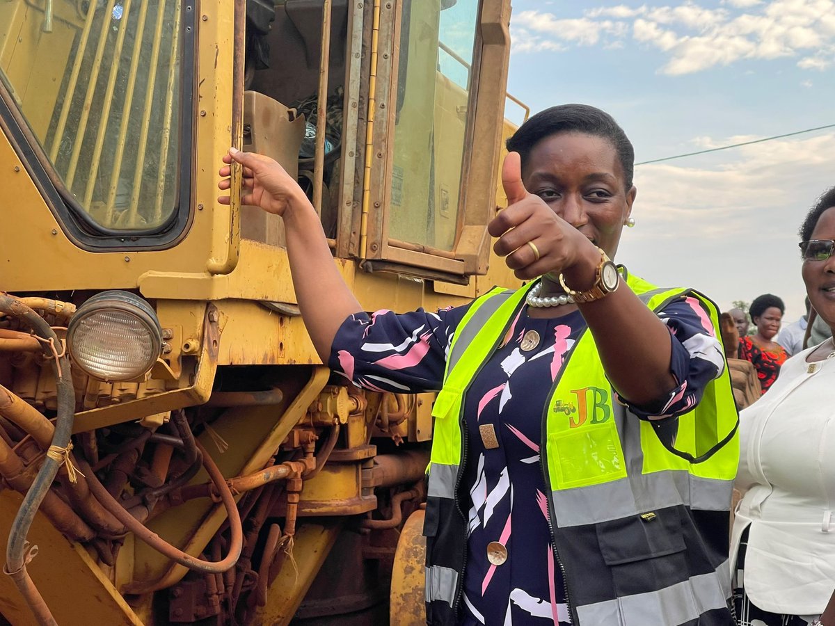 dokolopost's tweet photo. No more excuses! State Minister for Local Government @JustineNameere has warned contractors, engineers and technical officers that government will terminate, blacklist and prosecute anyone behind delays, corruption or substandard infrastructure works. @BalaamBarugahar @MoLGUganda https://t.co/l8YnD8GwlV