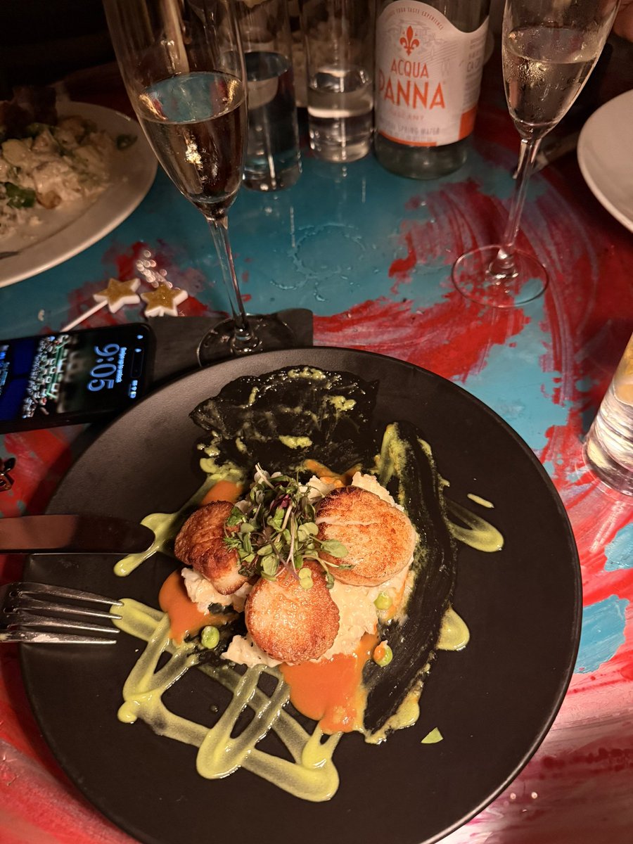 xmarsels's tweet photo. Scallops and champagne https://t.co/09oqb5Z9pg