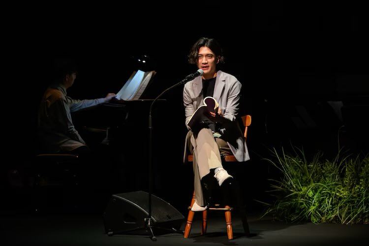 readingworld_jp's tweet photo. \\ 公演2日目ソワレ⚾️ //

READING WORLD × VISIONARY READING
朗読劇『#紫苑のもみじ』 

📆7/18(土) 17:00公演
📍日本青年館ホール

当日券のご用意あります🎟️

━ ◦🍁◦ ━

📚出演
#山根綺 #佐藤流司
#山口勝平 #中井和哉 #三石琴乃
#伊藤かな恵 #重松千晴 #熊谷健太郎

🎤アフタートーク
山根綺  佐藤流司  山口勝平  中井和哉

🚪開場
ロビー開場→開演の1時間前
客席開場→開演の45分前

⏰上演時間
本編→1時間50分
アフタートーク→15分
※本編終了後、アフタートークの準備時間がございます。

🔗公式HP
https://t.co/huVlJm9hEA

#READINGWORLD