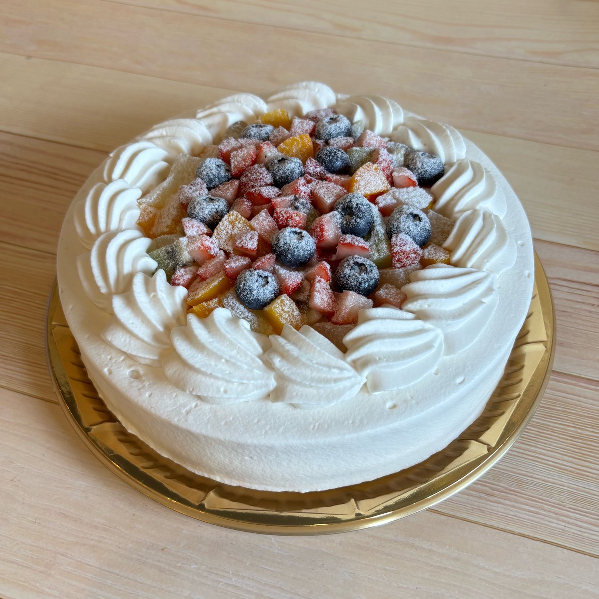 famillecake's tweet photo. こんにちは。
今日から3連休ですね。
ちょっとだけ
朝からバタバタしました。
昨日より暑い気がします。
ケーキの持ち帰りは
お早めにお願いします。

本日ご予約いただいてる
お誕生日ケーキです。
ご予約ありがとうございました。 https://t.co/kpGLyCGKKT