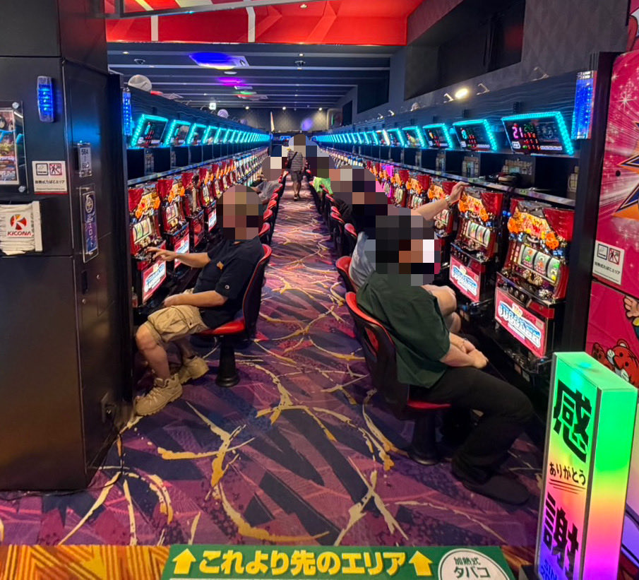 SLOT_MUSIC9's tweet photo. 7/18（土）
キコーナ茅ヶ崎店✨
『ヒカルの一致団結🌓』

15:00時点での店内状況を調査📝
店内は約200名のお客様が遊技中✨

スマスロコーナーを中心に盛り上がってきております🔥

この後の盛り上がりにも注目ですね😎

#PR #ヒカルの一致団結 https://t.co/J5jaZd3DXg