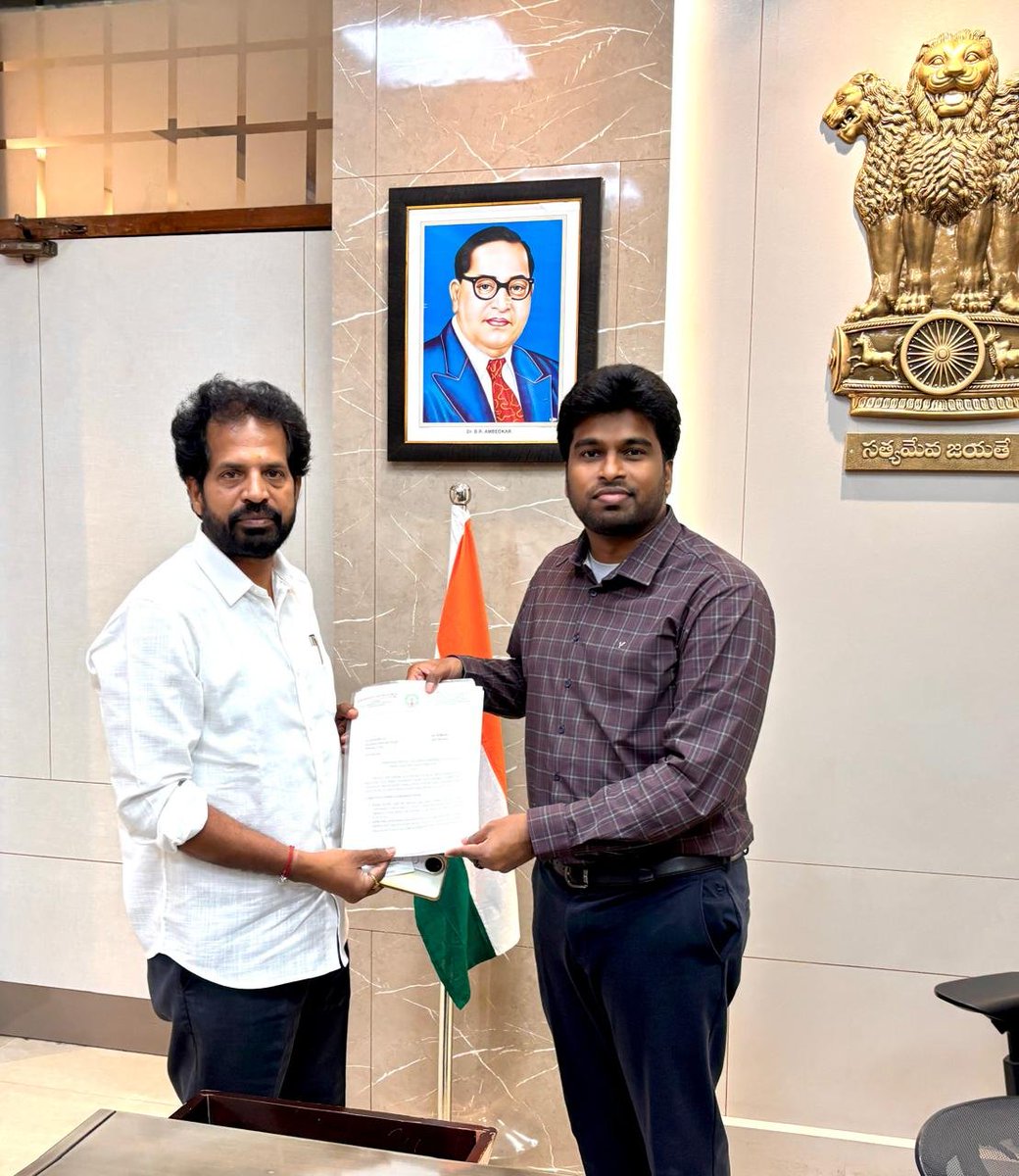 JSPDhalam's tweet photo. 18.07.2026

విశాఖ జిల్లా గ్రంథాలయ సంస్థ పునర్వైభవం కోసం కృషి:  జిల్లా కలెక్టర్‌ గారిని కలిసిన గ్రంథాలయ సంస్థ చైర్మన్ వన్నెంరెడ్డి సతీష్ కుమార్ 

విశాఖపట్నం:జిల్లా గ్రంథాలయ సంస్థ  పరిధిలోని గ్రంథాలయాలకు మౌలిక సదుపాయాలు కల్పించి, వాటికి పునర్వైభవం తీసుకువచ్చేందుకు కృషి చేస్తున్నామని జిల్లా గ్రంథాలయ సంస్థ చైర్మన్ శ్రీ వన్నెంరెడ్డి సతీష్ కుమార్ తెలిపారు. 
ఇటీవల గౌరవనీయులైన మంత్రివర్యులు శ్రీ నారా లోకేష్ గారిని కలిసి, జిల్లా గ్రంథాలయ సంస్థ ఎదుర్కొంటున్న ఆర్థిక ఇబ్బందులు, నిధుల కొరత మరియు భవన సమస్యలను ఆయన దృష్టికి తీసుకువెళ్ళడం జరిగింది. మంత్రిగారు సానుకూలంగా స్పందించి, తగిన చర్యలు తీసుకోవాలని సూచించడంతో పాటు, భవన సదుపాయం కోసం జిల్లా కలెక్టర్‌ను సంప్రదించాల్సిందిగా సూచించారు. 
ఈ నేపథ్యంలో, నేడు జిల్లా గ్రంథాలయ సంస్థ చైర్మన్ శ్రీ వన్నెంరెడ్డి సతీష్ కుమార్  జిల్లా కలెక్టర్ మరియు జిల్లా మేజిస్ట్రేట్ శ్రీ ఎం.అభిషిక్త్ కిషోర్ గారిని కలవడం జరిగింది. ఈ సందర్భంగా, జిల్లా కేంద్ర గ్రంథాలయం (DCL) మరియు గ్రంధాలయ  కార్యాలయాలకు శాశ్వత భవన నిర్మాణం పూర్తయ్యే వరకు, ప్రస్తుతం అందుబాటులో ఉన్న 'డిస్ట్రిక్ట్ ఇంటిగ్రేటెడ్ ఫైనాన్స్ కాంప్లెక్స్' భవనంలో తాత్కాలిక వసతి కల్పించవలసిందిగా ఆయన కోరారు. అలాగే, చిల్డ్రన్స్ లైబ్రరీ, సిటీ బ్రాంచ్ లైబ్రరీ, మహిళా మరియు చిల్డ్రన్స్ గ్రంథాలయం, మరియు భీమునిపట్నం గ్రంథాలయాల నిర్మాణానికి అవసరమైన స్థలాన్ని కేటాయించాలని విజ్ఞప్తి చేశారు. 
మా అభ్యర్థనపై జిల్లా కలెక్టర్ గారు ఎంతో సానుకూలంగా స్పందించారు. భవన కేటాయింపునకు సంబంధించి తగు చర్యలు తీసుకోవాలని మరియు సంబంధిత అధికారులను ఆదేశిస్తామని ఆయన హామీ ఇచ్చారు. గ్రంథాలయాల ఆధునీకరణ ద్వారా నిరుద్యోగ యువతకు, విద్యార్థులకు నాణ్యమైన సేవలందించడమే లక్ష్యమని చైర్మన్ శ్రీ వన్నెంరెడ్డి సతీష్ కుమార్ తెలిపారు.

@APDeputyCMO @AndhraPradeshCM 
@PawanKalyan @ncbn @naralokesh
@JanaSenaParty @JSPShatagniTeam 
@JSPVeeraMahila @mnadendla @NagaBabuOffl @TSivasankararao @itsRamTalluri @vizagcollector
