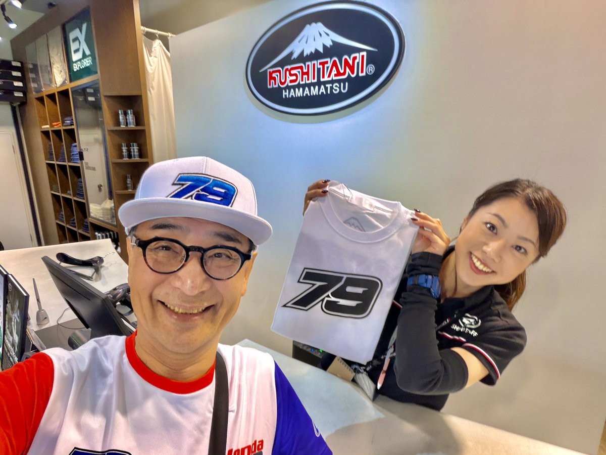 amu_kiyo's tweet photo. ガチバイト中の木村亜美ちゃんに会いにクシタニ世田谷店へ行って来ました。年に１度の木村参りですね😆
今日のお目当てはMotoGPライダー小椋藍選手のTシャツ。
木村が一押しの白地に79のTシャツを購入。早速新しいTシャツに着替えて一緒に写真撮って貰った！ありがとう🩷
#木村亜美 #クシタニ #小椋藍 https://t.co/Eopra58e24