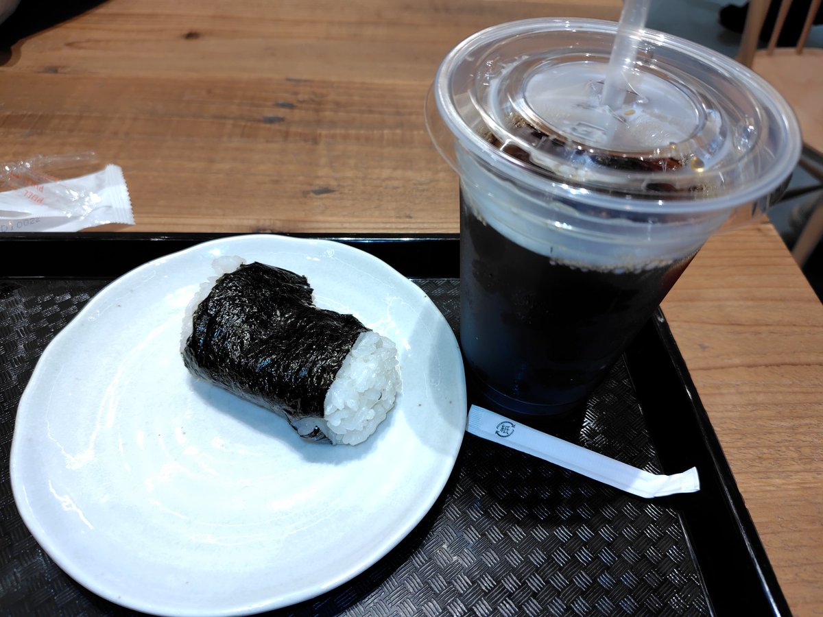 tosidan's tweet photo. 先週の旅行。
5つ星ホテルに泊まるひがし北海道旅行4泊5日。
1日目の朝食は関西空港第２ターミナルで〈おにぎり🍙とコーヒー☕〉を食べる。
出発前だから美味しい。
ピーチ航空は初めてだ。 https://t.co/2fCFVdRu1E
