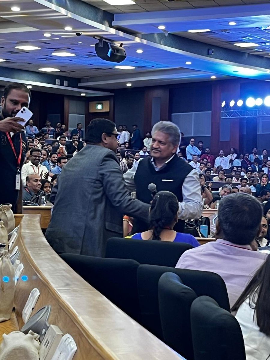 sumitmathur001's tweet photo. Sincere heartfelt gratitude @anandmahindra Sir for showering your kind blessings and for warm hug. Shall cherish &amp; treasure this moment for my lifetime. Sharing our older pic of 2015 #MahindraInnovationAward2015
#CompassionateLeadership @MahindraRise @tech_mahindra #Blessed https://t.co/voGzeMqtTT