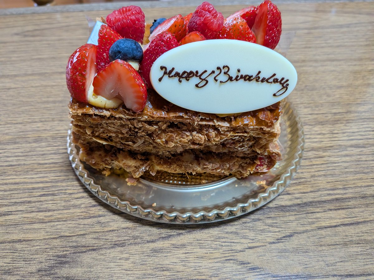 beat_ellen's tweet photo. 母の誕生日が明日なのでリクエストのミルフィーユのケーキを探して L'ECRIN DE YUMIKOさんのミルフィーユ フレーズ😘 https://t.co/yLlVa2VIBP