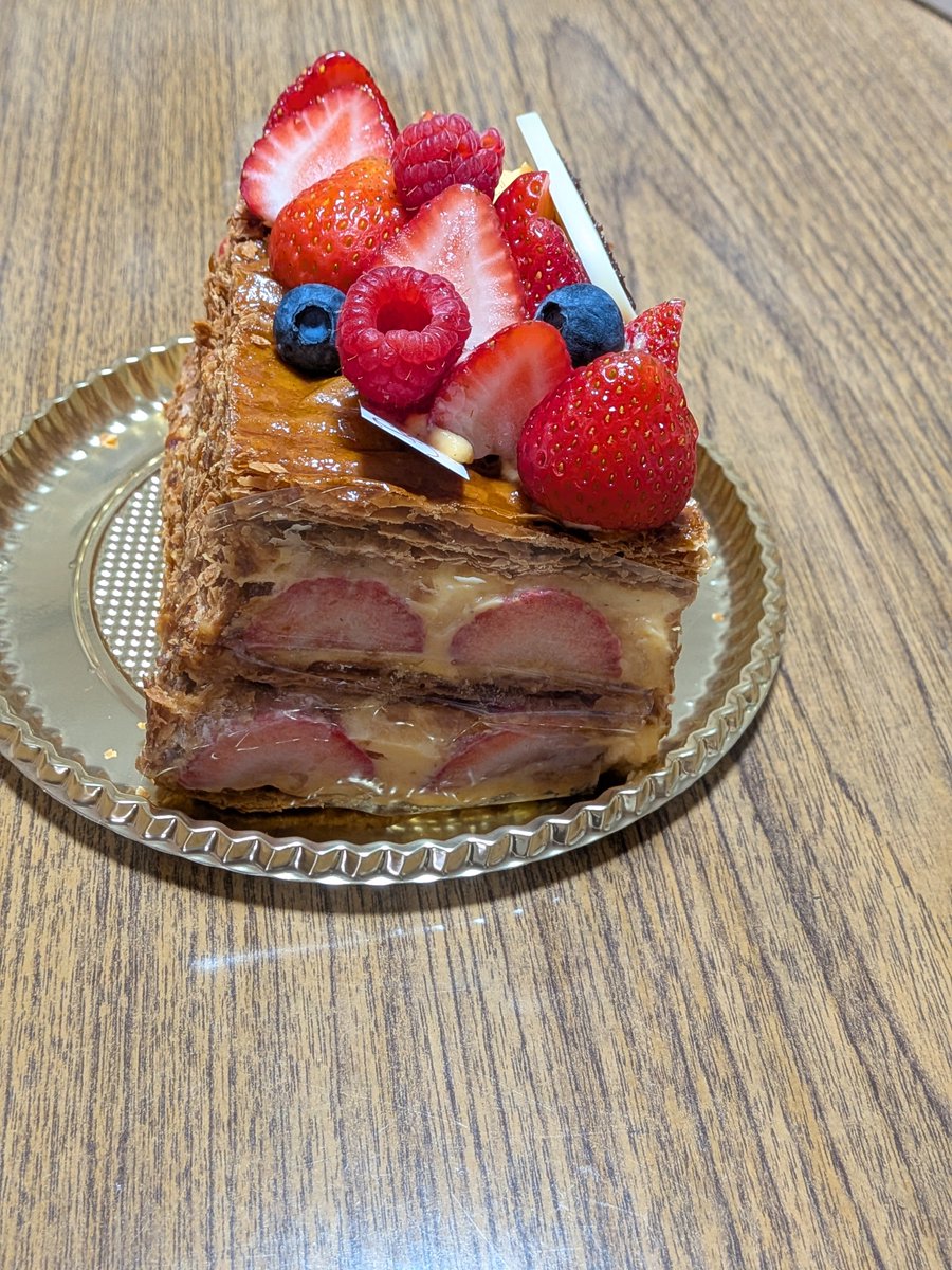 beat_ellen's tweet photo. 母の誕生日が明日なのでリクエストのミルフィーユのケーキを探して L'ECRIN DE YUMIKOさんのミルフィーユ フレーズ😘 https://t.co/yLlVa2VIBP