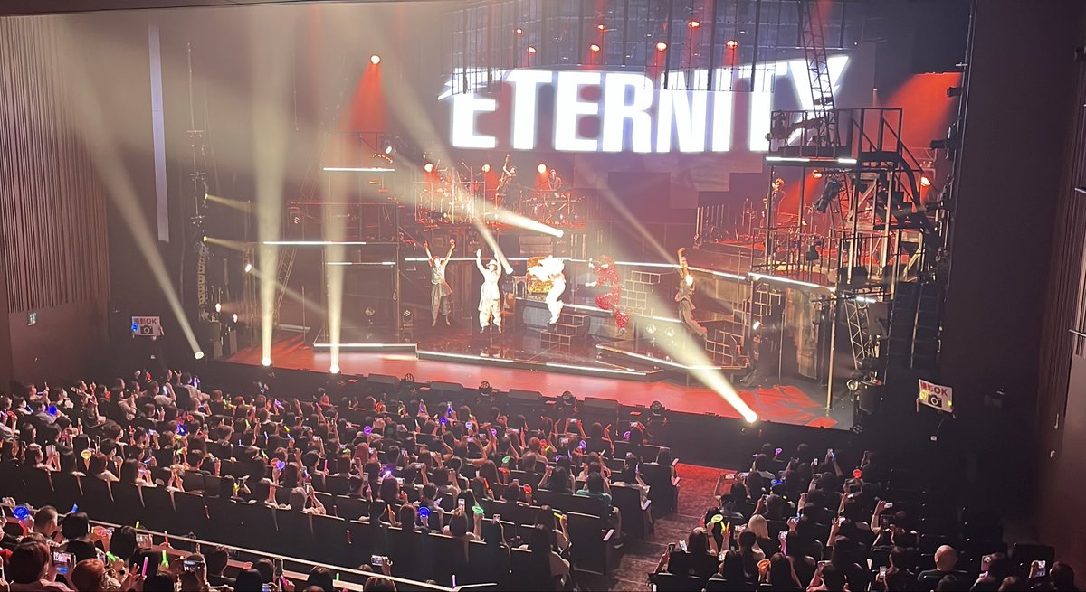 eternity_jpn's tweet photo. 🪄7/18（土）12:00公演ご来場ありがとうございました✨

この後17:00〜夜公演です💫
⏰16:15 ロビー開場 / 16:30 客席開場

🎙️カーテンコールライブ撮影可📸

<出演者>
🌍#小西ブルードット
💫#伊藤カイパー
🎩#美弥マーマー

当日券もご用意してお待ちしております💎

#東京建物ぴあシアター
#ETERNITY #エタニティ #이터니티