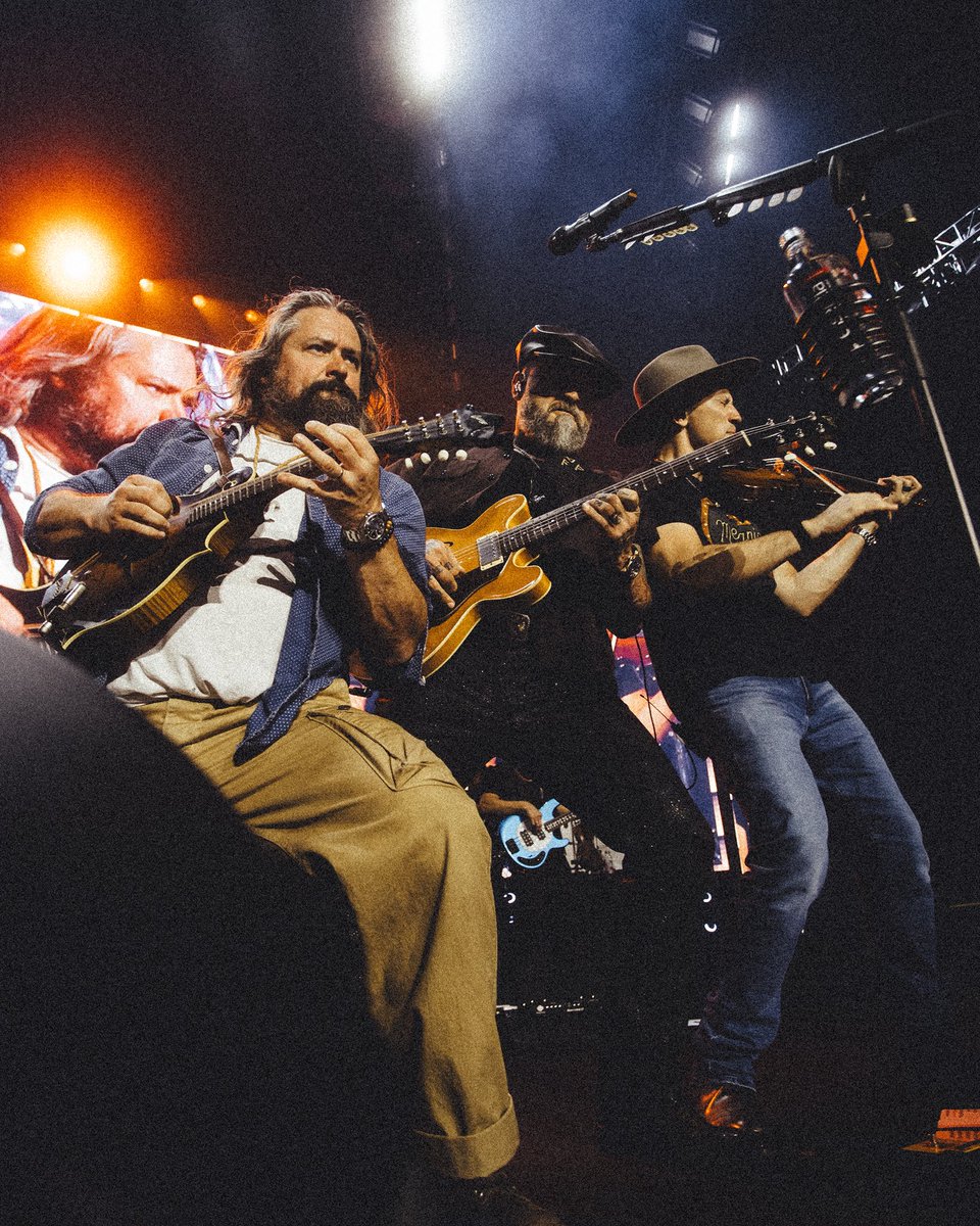 zacbrownband's tweet photo. Grand Rapids that’s how you kick things off!! The energy was incredible 🤙🏻

Cleveland you’re up next. https://t.co/9aS4XkTMHs