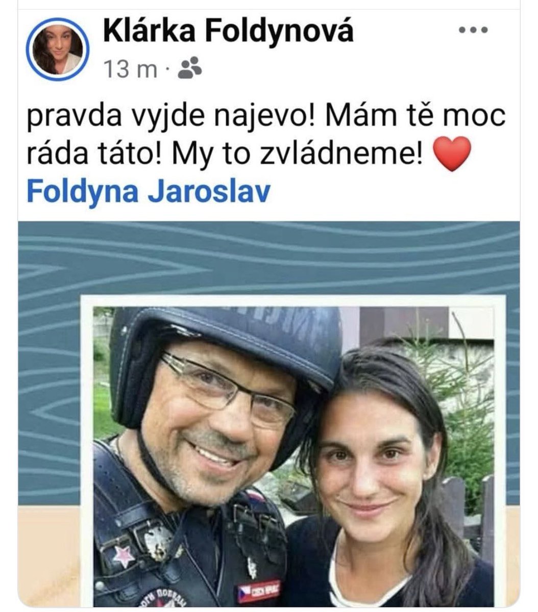 gisat's tweet photo. Flastenci, proruské tlučhuby a čeští fašisté milují tento údajný příspěvek Foldynovy dcery a vydávají ho za důkaz, že jejich proruská hvězdička není násilník a domácího násilí se nemohla dopustit.

Jenže sdílený obrázek je podvržená koláž. Někdo vzal starou fotografii Jaroslava Foldyny s dcerou, kterou měla Klárka Foldynová jako profilový obrázek už v roce 2019, a připojil k ní text. Spojil tak dva naprosto nesouvisející prvky, aby vznikl dojem autentické reakce na současnou kauzu.

Podvod navíc prozrazuje i to, že na originálu je “Mám tě moc ráda, mami”, zatímco v koláži „Mám tě moc ráda, táto“. 

To není důkaz Foldynovy neviny, ale důkaz ledabyle vyrobeného fejku.