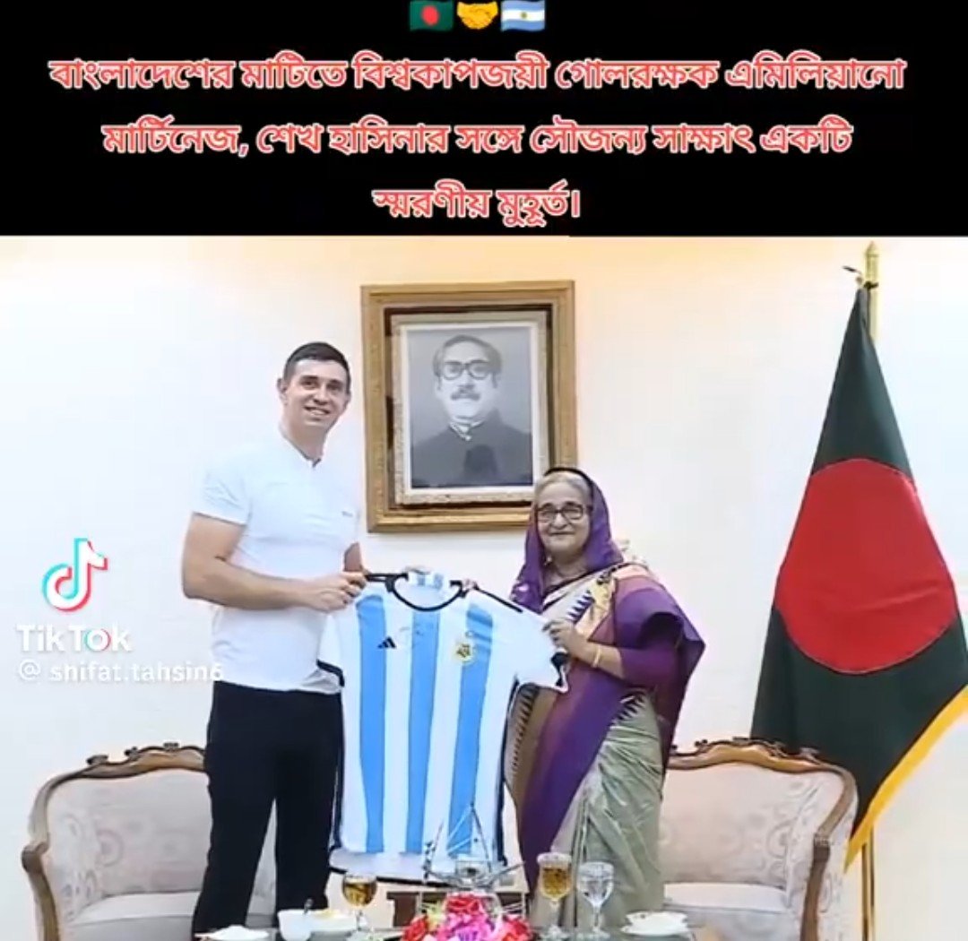 Bangla_Insight's tweet photo. Argentina’s World Cup-winning goalkeeper Emiliano Martínez shared a memorable moment with then Prime Minister Sheikh Hasina, presenting her an Argentina jersey—a symbol of football passion and friendship between nations. 🇦🇷🇧🇩 #Argentina #Bangladesh #EmiMartinez #Football #Viral https://t.co/Kv1SrSG4kN
