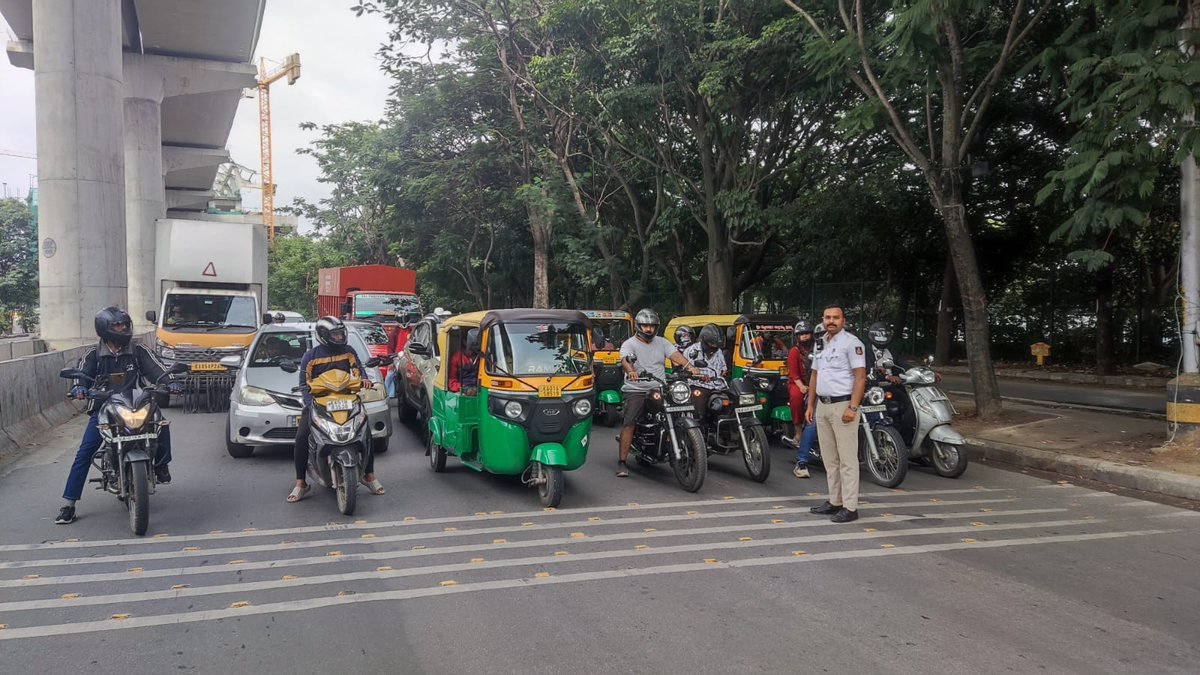 hsrltrafficps's tweet photo. ಈ ದಿನ ಠಾಣಾ ಸರಹದ್ದಿನ 19ನೇ ಮುಖ್ಯರಸ್ತೆ ಜಂಕ್ಷನ ನಲ್ಲಿದ್ದ ಸಿಬ್ಬಂದಿಯವರು ವಾಹನ ಸವಾರರಿಗೆ ಸ್ಟಾಫ್‌ ಲೈನ್‌ ಹಿಂದೆ ವಾಹನವನ್ನುನಿಲ್ಲಿಸುವಂತೆ, ಐಎಸ್‌ಐ ಮಾರ್ಕ್‌ ನ ಫುಲ್‌ ಹೆಲ್ಮೆಟ್‌ ಬಳಸುವಂತೆ ಹಾಗು ಸೀಟ್‌ ಬೆಲ್ಟ್‌ ಧರಿಸಿ ವಾಹನ ಚಾಲಾಯಿಸುವಂತೆ ಅರಿವು ಮೂಡಿಸಿ ಸಂಚಾರ ನಿಯಮಗಳನ್ನು ಪಾಲನೆ ಮಾಡುವಂತೆ ಸೂಚಿಸಲಾಯಿತು https://t.co/e50fv1Jk8A