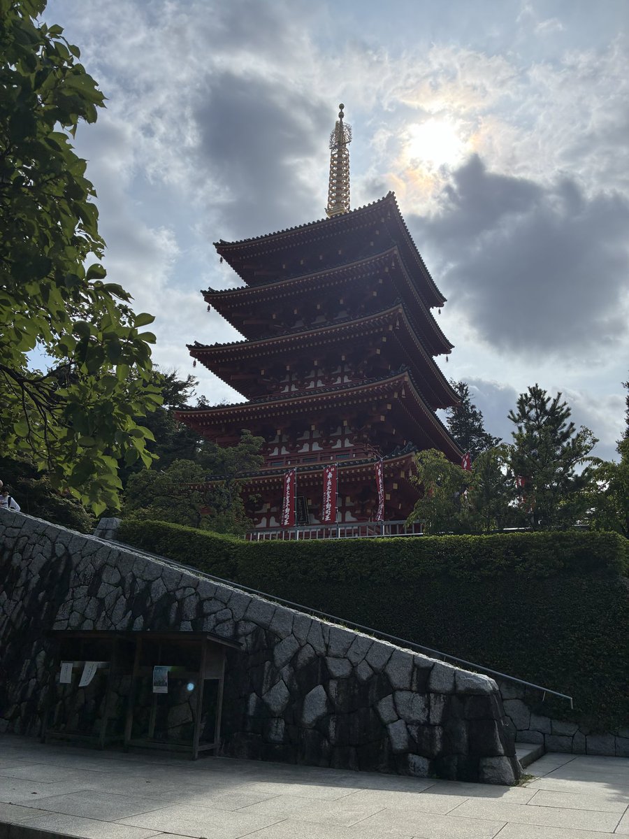 apllaoffice's tweet photo. 行きつけの居酒屋の常連さんが癌になってしまったので、高幡不動尊に健康平癒の祈願と御守りを買った。土方歳三先生の銅像にも会えて良かった！！ https://t.co/Em17DMTEbB